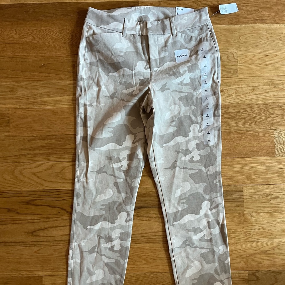 Old Navy high rise camo pants in size 6